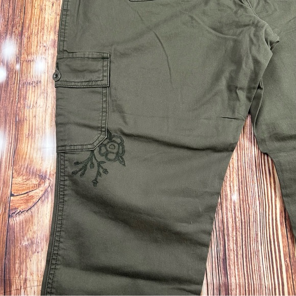 NWT Lee Crop Utility Cargo Pocket Pants Floral Embroidered Green Women’s Size 16 - Picture 16 of 16